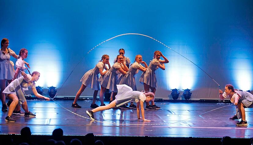Rope Skipping im Oktoberfest-Style präsentierten die Blaue Blitze des TSV Niedernhall auf der Bühne der Öhringer Kultura.
Fotos: Schmerbeck. Rope Skipping im Oktoberfest-Style präsentierten die Blaue Blitze des TSV Niedernhall auf der Bühne der Öhringer Kultura.
Fotos: Schmerbeck.