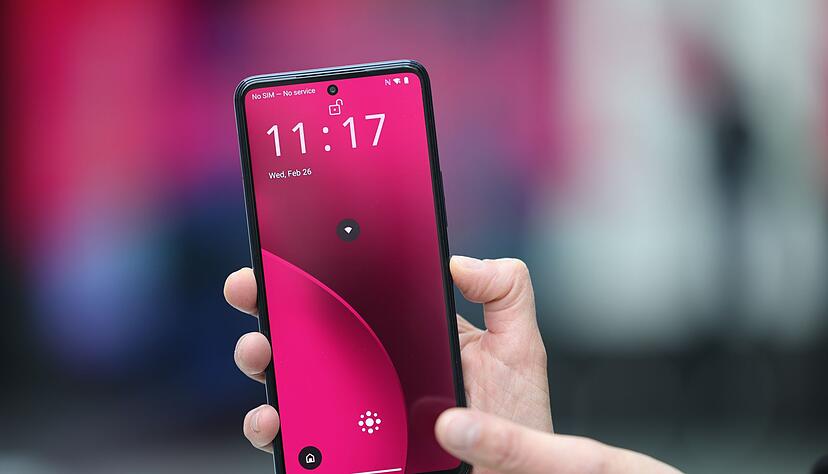 Das neue KI-Phone der Telekom als Prototyp - in einigen Monaten soll es zu kaufen sein. Das neue KI-Phone der Telekom als Prototyp - in einigen Monaten soll es zu kaufen sein.