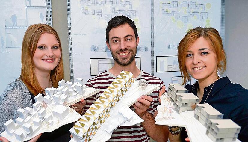 Ihre Ideen gefielen der Jury am besten. Michaela Wengert, Nico Washeim und Sanda Mohair (von links) pr&auml;sentieren ihre preisgekr&ouml;nten Pl&auml;ne und Modelle f&uuml;r studentisches Wohnen.