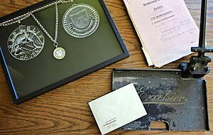 Aus dem Archiv Winzenhofens: Die Amtskette mit dem Schriftzug "Republik Baden", ein badischer Amtslocher sowie ein Brief und Unterlagen aus badischer Zeit.