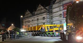 Huckepack durchs Nadelöhr: Imposanter Scheuerle-Transport muss extreme Engstellen passieren Huckepack durchs Nadelöhr: Imposanter Scheuerle-Transport muss extreme Engstellen passieren