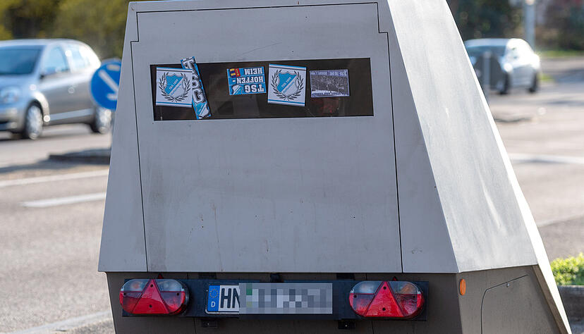 Ein beklebter Blitzer in der Sontheimer Straße in Heilbronn.