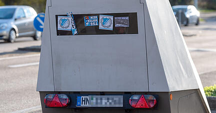 Ein Beklebter Blitzer in der Sontheimer Straße
