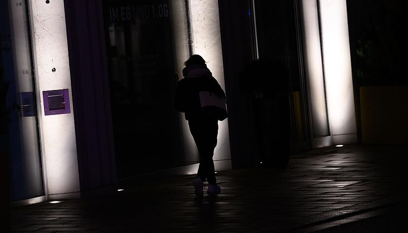 50 Prozent der Frauen fühlen sich in Deutschland im Dunkeln nicht sicher. 50 Prozent der Frauen fühlen sich in Deutschland im Dunkeln nicht sicher.