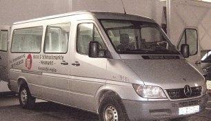Mit diesem Transporter beförderte die Nürnberger Firma Goldschmuck und Zahngold im Wert von 1,7 Millionen Euro. Es gab weder Funk noch Alarmknopf. Mit diesem Transporter beförderte die Nürnberger Firma Goldschmuck und Zahngold im Wert von 1,7 Millionen Euro. Es gab weder Funk noch Alarmknopf.