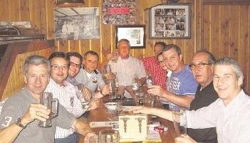 Kischtleshocker am Stammtisch im G&ouml;ckelesmaier-Festzelt auf der Heilbronner Theresienwiese (von links): der sogenannte "B&uuml;rgermeister" Karl M&uuml;ller, Christian von Berg, Nico Lustnauer, Kurt Roth, Joachim Hohl, Toni Thoma, Veronika Kiem, Dieter Seyfert, Manfred Bubi W&ouml;lfle und Festwirt Karl Maier.Fotos: Kilian Krauth