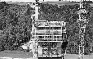 Bis 2004 waren die 185 Meter hohen Pfeiler die höchsten weltweit. Bis 2004 waren die 185 Meter hohen Pfeiler die höchsten weltweit.