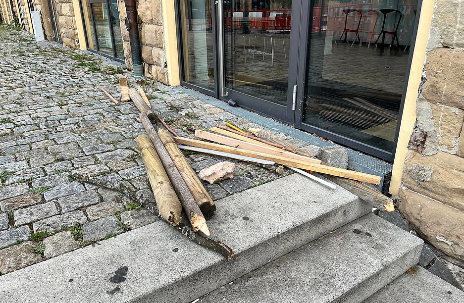 Holzlatten und Stangen liegen nach Ausschreitungen bei einer Eritrea-Veranstaltung auf einem Gehweg.