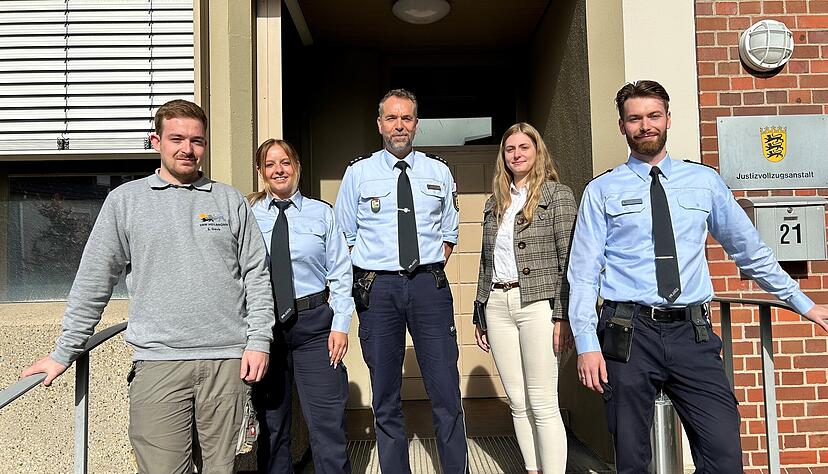 Stefan Daub (von links), Jessica Linder, Markus Scholl, Nadine Csaszar und Christian Kezic vor der JVA Heilbronn. Stefan Daub (von links), Jessica Linder, Markus Scholl, Nadine Csaszar und Christian Kezic vor der JVA Heilbronn.