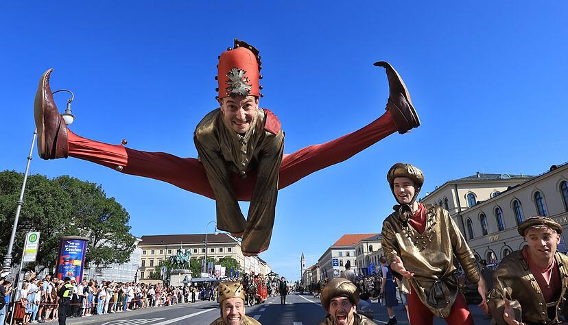 Beim Trachtenumzug am Sonntag waren auch Moriskent&auml;nzer dabei.