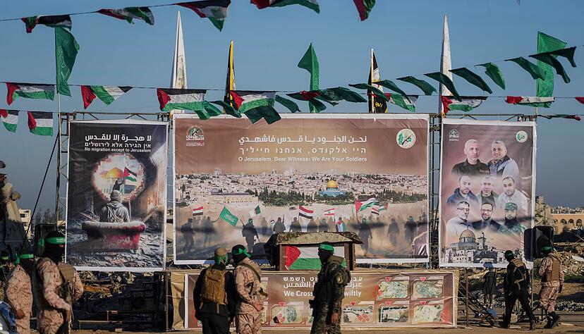 Islamisten &uuml;bergaben die drei M&auml;nner in der Stadt Chan Junis im S&uuml;den des Gazastreifens an Vertreter des Roten Kreuzes.