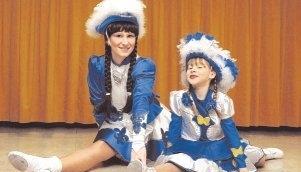 Tanzmariechen Mona Schulz (rechts) und ihre Trainerin Susanne Specker meistern gemeinsam auch schwierige akrobatisch-tänzerische Übungen. Foto: Dittmar Dirks Tanzmariechen Mona Schulz (rechts) und ihre Trainerin Susanne Specker meistern gemeinsam auch schwierige akrobatisch-tänzerische Übungen. Foto: Dittmar Dirks
