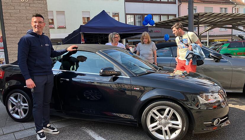 Familie Etzel hat sich in ein schwarzes Audi A3 Cabrio verliebt.