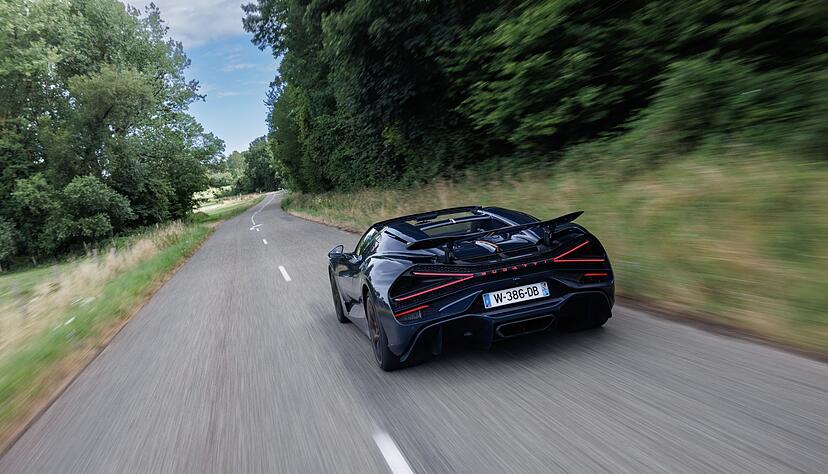 Zeit zum Cruisen: Auch die ruhigere Fahrt &uuml;ber die Landstra&szlig;e beherrscht der Bugatti Mistral - etwas Restkomfort ist trotz extremer Sportlichkeit noch vorhanden.