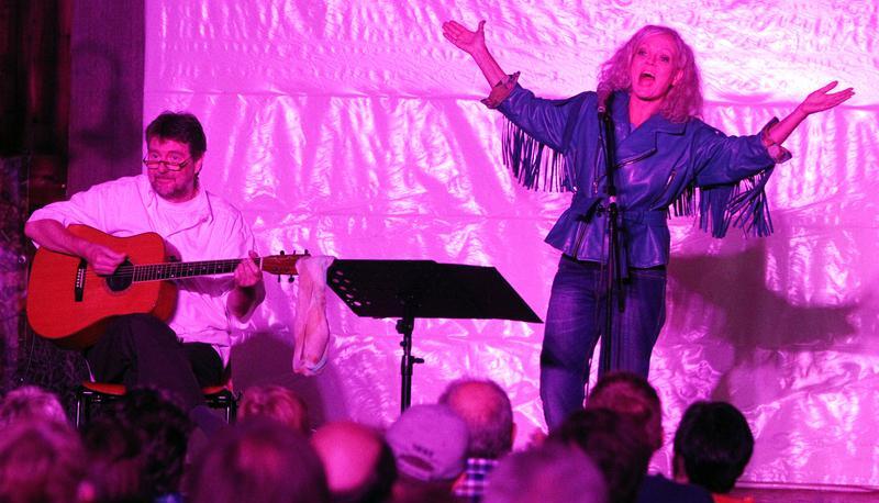 Jill Morris & Husband schenkten ihren Auftritt dem Geburtstagskind. So kamen die Gäste in den Genuss eines hochkarätigen (Country-)Konzerts.
Foto: Andreas Veigel