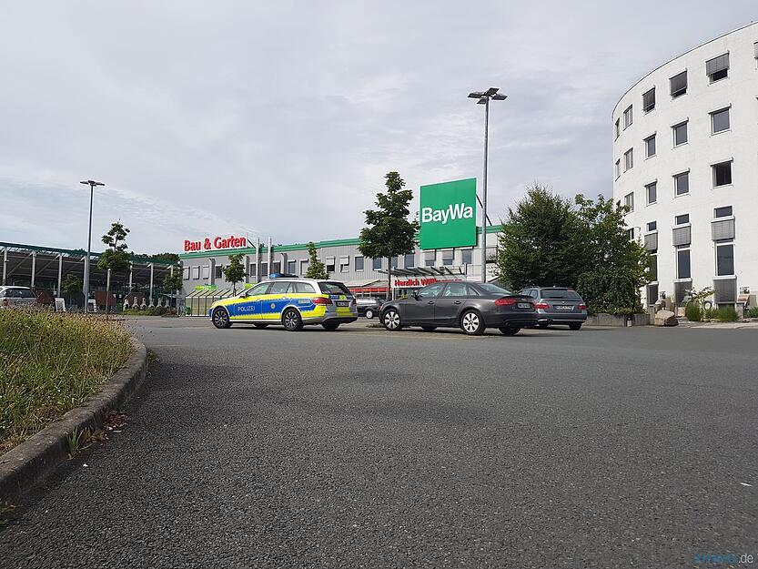 Da zunächst vermutet wurde, dass sich der Täter noch im Gebäude aufhält, riegelte die Polizei das Gelände ab.
