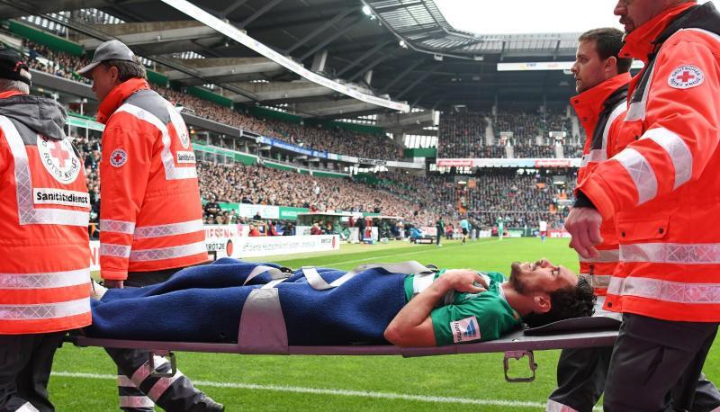 Bremens Santiago Garcia wird verletzt vom Platz getragen. Foto: Carmen Jaspersen
