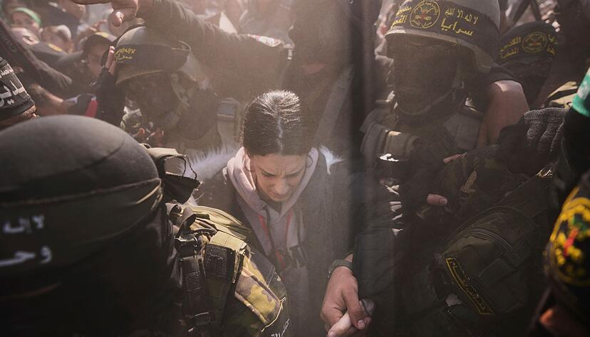 Die Deutsch-Israelin Arbel Yehud bei der &Uuml;bergabe im Gazastreifen.