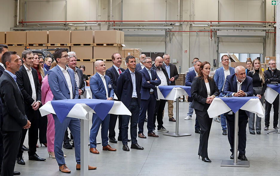 Bürgermeister und Unternehmensvertreter feiern die Fertigstellung der Lagertechnik.