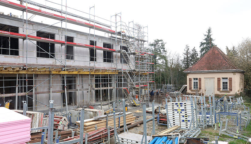 Das Pumphäuschen im künftigen Pflegeheim-Garten erinnert weiterhin an das frühere Gaswerk, das Jahrzehnte auf dem Grundstück stand. Das Pumphäuschen im künftigen Pflegeheim-Garten erinnert weiterhin an das frühere Gaswerk, das Jahrzehnte auf dem Grundstück stand.