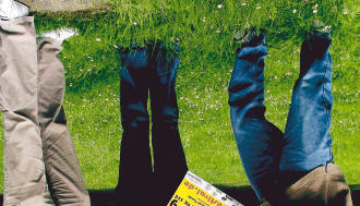 In Vorfreude auf das Festival sind die Organisatoren (von links) J&ouml;rg Petereit, Simon Hirsch und Peter Ucik. Das Plakat pr&auml;sentieren sie auf der Wiese, auf der das Open Air &uuml;ber die B&uuml;hne geht.Foto: Anja Krezer