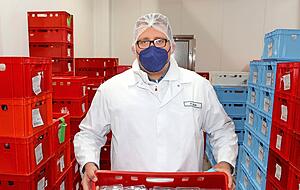 Je nach Anzahl der Bestellung werden die Maultaschen später verpackt. Je nach Anzahl der Bestellung werden die Maultaschen später verpackt.