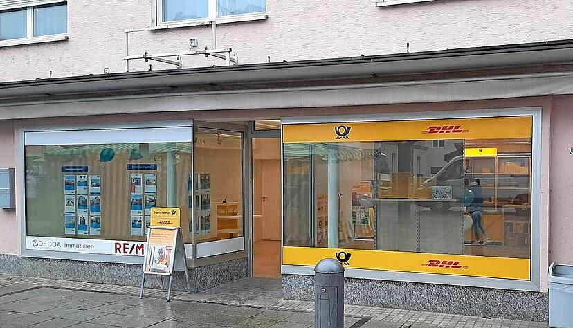 Wo zuletzt das Kinder-Bekleidungsgeschäft Cheeky Monkey untergebracht war, ist nun die Post zusammen mit einem Immobilien-Büro eingezogen. Wo zuletzt das Kinder-Bekleidungsgeschäft Cheeky Monkey untergebracht war, ist nun die Post zusammen mit einem Immobilien-Büro eingezogen.