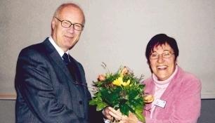 Dekan Martin Luscher gratuliert der neuen und zugleich alten Vorsitzenden der Synode, Irmgard B&ouml;hler.Foto: Thomas Reusch-Frey