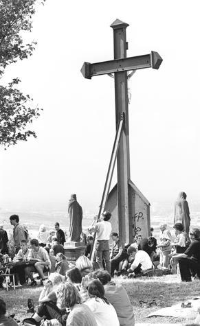 Vorfreude auf das Himmelsspektakel unter dem Gipfelkreuz des Neckarsulmer Scheuerbergs. Vorfreude auf das Himmelsspektakel unter dem Gipfelkreuz des Neckarsulmer Scheuerbergs.