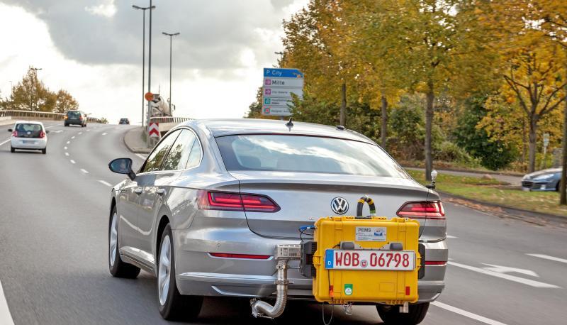 Mit einem mobilen Testgerät absolviert ein VW Arteon den WLTP-Abgastest auf der Straße.