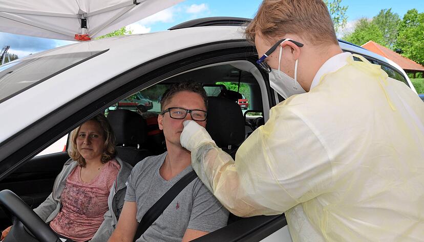 Florian und Franziska Bargmann wollen mit ihren ein- und zweijährigen Kindern das Wildparadies besuchen. Auf dem Hauptparkplatz von Tripsdrill nimmt Ole Fischer die Abstriche bei den Erwachsenen.
Fotos: Claudia Kostner Florian und Franziska Bargmann wollen mit ihren ein- und zweijährigen Kindern das Wildparadies besuchen. Auf dem Hauptparkplatz von Tripsdrill nimmt Ole Fischer die Abstriche bei den Erwachsenen.
Fotos: Claudia Kostner