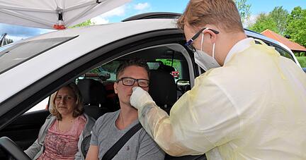Florian und Franziska Bargmann wollen mit ihren ein- und zweijährigen Kindern das Wildparadies besuchen. Auf dem Hauptparkplatz von Tripsdrill nimmt Ole Fischer die Abstriche bei den Erwachsenen. 
Fotos: Claudia Kostner