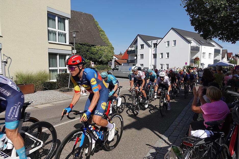 Das Fahrerfeld rollt durch Cleversulzbach Das Fahrerfeld rollt durch Cleversulzbach