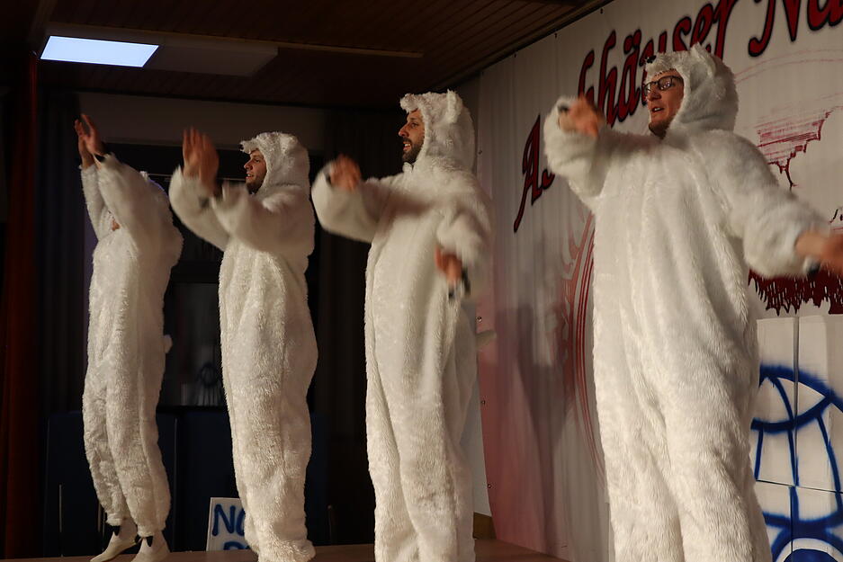 Warm ist es im Aschh&auml;user Gemeindehaus eigentlich auch ohne die Eisb&auml;r-Kost&uuml;me. Die Nachtw&auml;chter haben trotzdem Spa&szlig;.