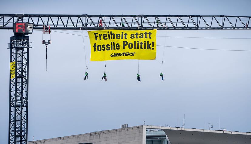 Die Umweltschutzorganisation Greenpeace machte mit einer Aktion vor dem Kanzleramt Druck.