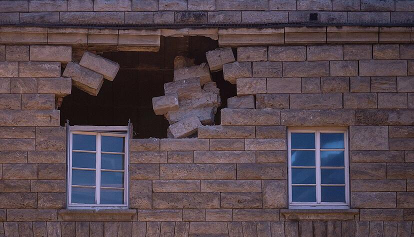 Ein Loch ist in der Fassade des Hauptbahnhofs zu sehen. Aus bisher unbekannten Gr&uuml;nden war ein Teil aus der Fassade des historischen Empfangsgeb&auml;udes gebrochen und zu Boden gest&uuml;rzt. Foto: dpa