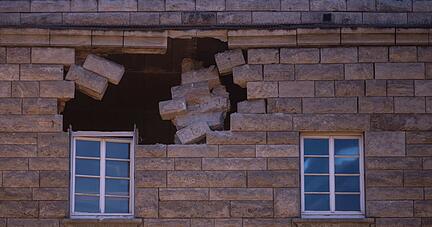 17.08.2021, Baden-Württemberg, Stuttgart: Ein Loch ist in der Fassade des Hauptbahnhofs zu sehen. Aus bisher unbekannten Gründen war ein Teil aus der Fassade des historischen Empfangsgebäudes gebrochen und zu Boden gestürzt. Foto: Marijan Murat/dpa +++ dpa-Bildfunk +++ 17.08.2021, Baden-Württemberg, Stuttgart: Ein Loch ist in der Fassade des Hauptbahnhofs zu sehen. Aus bisher unbekannten Gründen war ein Teil aus der Fassade des historischen Empfangsgebäudes gebrochen und zu Boden gestürzt. Foto: Marijan Murat/dpa +++ dpa-Bildfunk +++