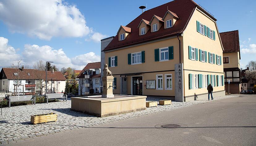 Im historischen Ortskern Untereisesheim: Gemeinderat hat das Rathaus mit dem Dorfplatz auf Vordermann gebracht. Der Platz ist im Sommer ein beliebter Treffpunkt.
Fotos: Andreas Veigel