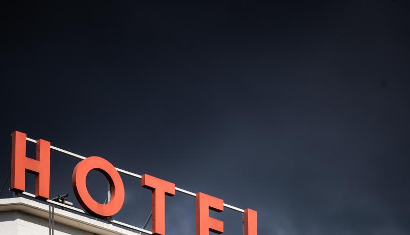Dunkle Wolken ziehen &uuml;ber einem Hotel in der Stuttgarter Innenstadt hinweg. Das Beherbergungsverbot ist in Baden-W&uuml;rttemberg vorl&auml;ufig mit sofortiger Wirkung au&szlig;er Vollzug gesetzt.