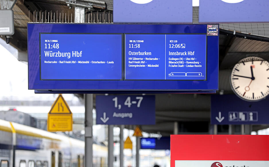 ICE kehrt zurück auf die Anzeigetafel am Heilbronner Hauptbahnhof.