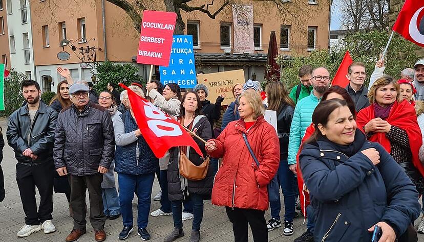 Die Demonstranten zeigten sich emp&ouml;rt &uuml;ber die Festnahme des B&uuml;rgermeisters