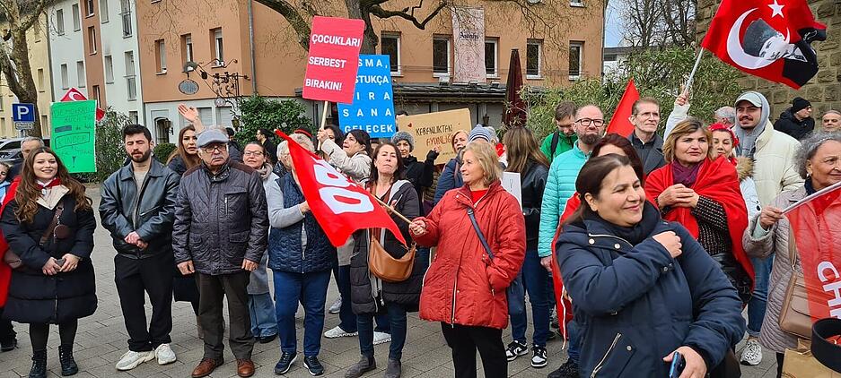 Die Demonstranten zeigten sich emp&ouml;rt &uuml;ber die Festnahme des B&uuml;rgermeisters