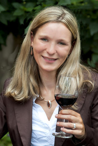 Julia Linden, AhrJulia Linden (24) lebt in dem Weindorf Heimersheim an der Ahr. Sie stammt aus einer alten Winzerfamilie und ihr Vater f&uuml;hrt das Familienweingut. Zun&auml;chst repr&auml;sentierte sie ihren Heimatort Heimersheim als Ortsweink&ouml;nigin, bevor sie sich an Pfingsten 2008 der Wahl zur Gebietsweink&ouml;nigin der Ahr stellte.