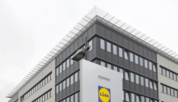 Unscheinbar, aber ganz oben: So steht die Schwarz Dienstleistung auf dem Schild in der Neckarsulmer Stiftsbergstraße. Die SDL wird zur Machtzentrale.
Foto: Mario Berger
