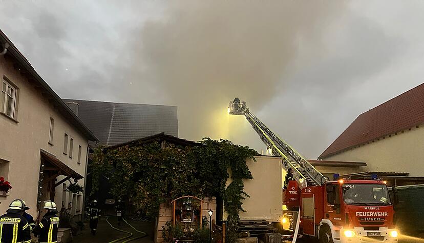 Die Lagerhalle liegt im Ortskern von Ittlingen. Deshalb hat der Brand viele Anwohner der umliegenden Häuser auf die Straße gezogen. Die Lagerhalle liegt im Ortskern von Ittlingen. Deshalb hat der Brand viele Anwohner der umliegenden Häuser auf die Straße gezogen.