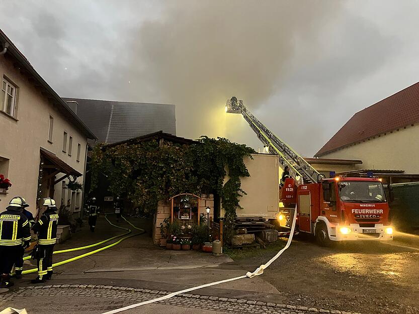 Die Lagerhalle liegt im Ortskern von Ittlingen. Deshalb hat der Brand viele Anwohner der umliegenden Häuser auf die Straße gezogen. Die Lagerhalle liegt im Ortskern von Ittlingen. Deshalb hat der Brand viele Anwohner der umliegenden Häuser auf die Straße gezogen.