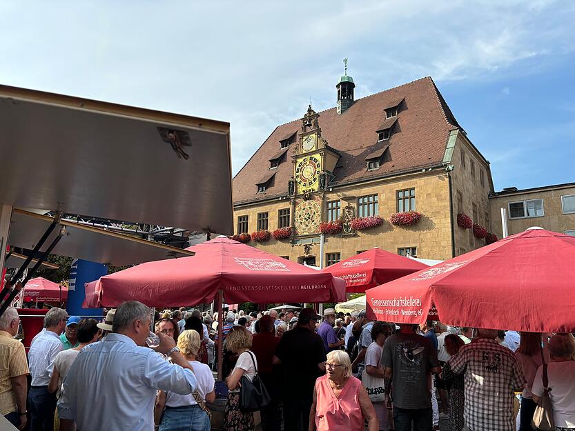Menschen strömen am Donnerstagabend, 5. September, aufs Heilbronner Weindorf. Menschen strömen am Donnerstagabend, 5. September, aufs Heilbronner Weindorf.