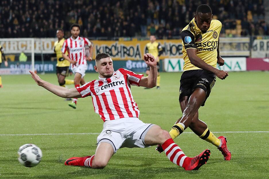Nachdem er unter anderem die Nachwuchsabteilungen von Eintracht Frankfurt und RB Leipzig durchlaufen hat, ging es für Chabot 2017 nach Holland. Dort überzeugte er bei Sparta Rotterdam und weckte das Interesse der Konkurrenz