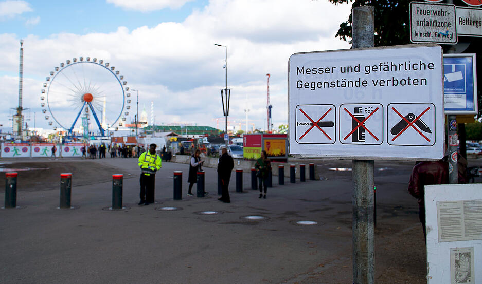 Das Münchner Oktoberfest bleibt wegen einer Sprengstoffdrohung bis 17.30 Uhr geschlossen.