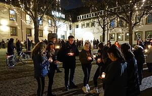 Schüler versammeln sich im Deutschhof zu einer Mahnwache. Foto: Gleichauf Schüler versammeln sich im Deutschhof zu einer Mahnwache. Foto: Gleichauf